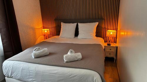 Un dormitorio con una cama con dos toallas encima. en Domaine Blue Garden, en Grandvillers