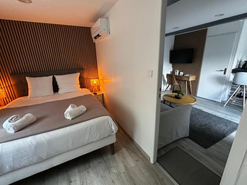 Un dormitorio con una cama con dos toallas blancas encima. en Domaine Blue Garden, en Grandvillers