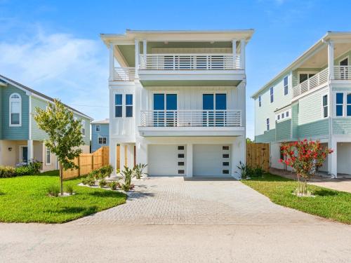 セント・オーガスティーン・ビーチにあるOcean Breezeの青い窓と私道がある大きな白い家