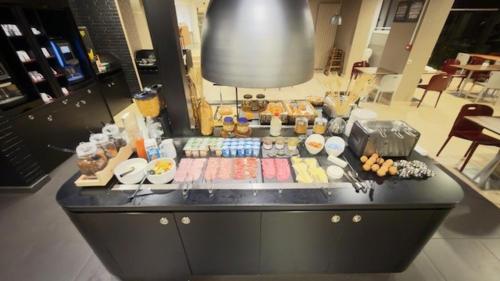 Comida en o cerca de este hotel