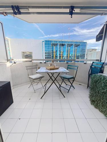 Sunny studio on a high floor with terrace