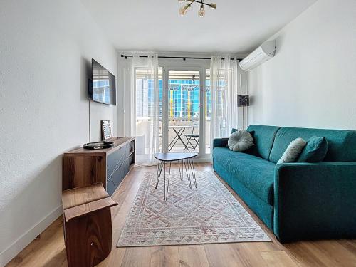 Sunny studio on a high floor with terrace