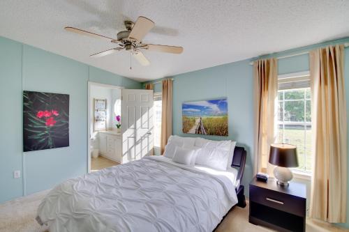 Voodi või voodid majutusasutuse Sebastien Cottage with Screened Porch, 5 Mi to Beach toas