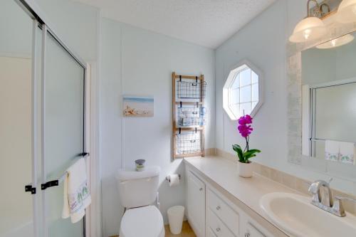 Vannituba majutusasutuses Sebastien Cottage with Screened Porch, 5 Mi to Beach