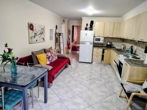 Een keuken of kitchenette bij Καινούριο Ανεξάρτητο Διαμέρισμα