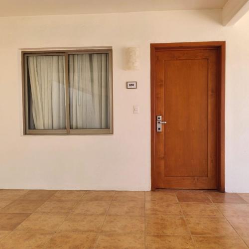 an empty room with a door and a window at Hotel Azul Agave Oaxaca in Yelateni