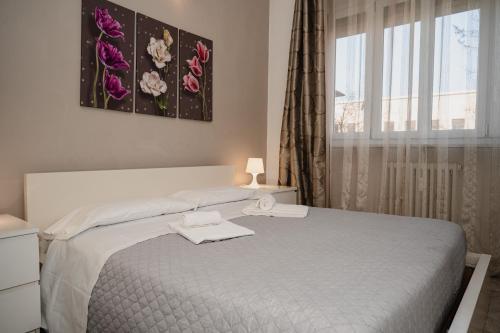 a bedroom with a white bed and a window at Casa Bramante - Comfort tra Inalpi Arena, Ospedali e Centro in Turin