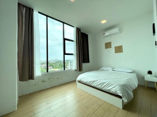 een witte slaapkamer met een bed en een groot raam bij SamStudio in Penampang