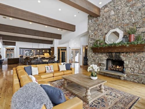 Posezení v ubytování Apex Lodge - Solitude Resort 5BR with Hot Tub