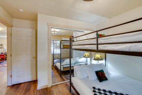 Ένα ή περισσότερα κρεβάτια σε δωμάτιο στο Luxe Cabin with Game Room Near Zion Natl Park!