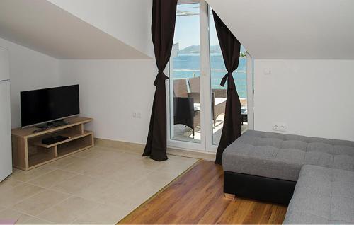 Μια τηλεόραση ή/και κέντρο ψυχαγωγίας στο 1 Bedroom Stunning Apartment In Sreser