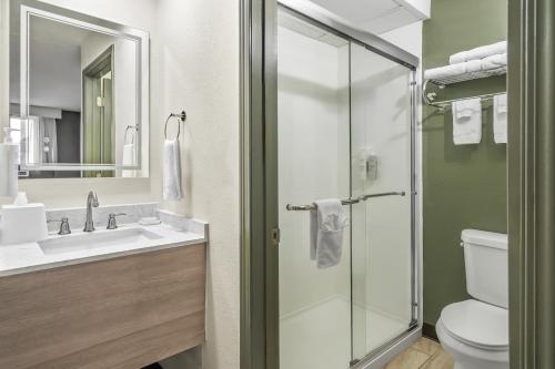 Un baño de Spark by Hilton Portland Airport Maine Mall