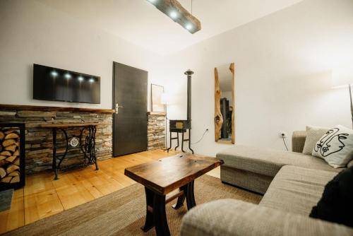 Μια τηλεόραση ή/και κέντρο ψυχαγωγίας στο Sunny Hill kuća za odmor na Zlataru