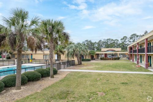 Πισίνα στο ή κοντά στο Clarion Inn Columbia Airport