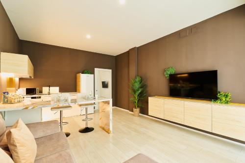 Kosta Homes - Modern Coastal Getaway 400m from Sea