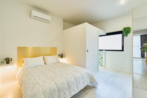 Kosta Homes - Modern Coastal Getaway 400m from Sea