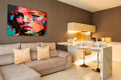 Kosta Homes - Modern Coastal Getaway 400m from Sea