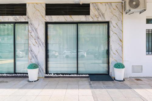 Kosta Homes - Modern Coastal Getaway 400m from Sea