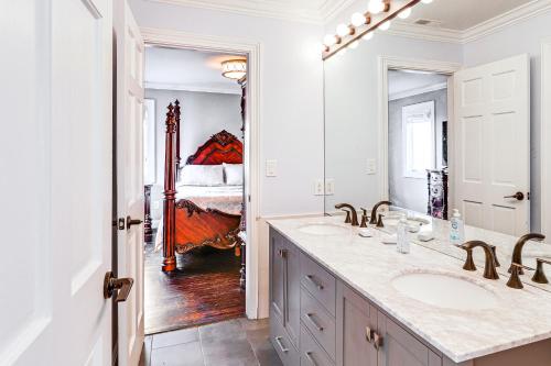 Koupelna v ubytování High-End Estate in Norwalk Quiet and Spacious!