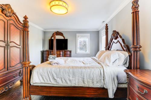 Postel nebo postele na pokoji v ubytování High-End Estate in Norwalk Quiet and Spacious!