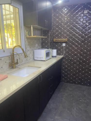 Η κουζίνα ή μικρή κουζίνα στο וילה באשקלון