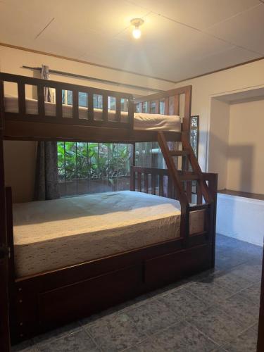 ein Schlafzimmer mit zwei Etagenbetten in einem Zimmer in der Unterkunft Room near Airport SJO in Coyol