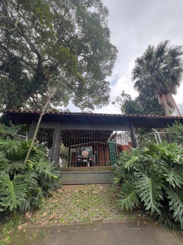ein Vogel in einem Käfig in einem Zaun in der Unterkunft Room near Airport SJO in Coyol