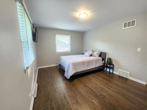 ein Schlafzimmer mit einem Bett und einem Fenster in der Unterkunft Naperville Gem in Naperville
