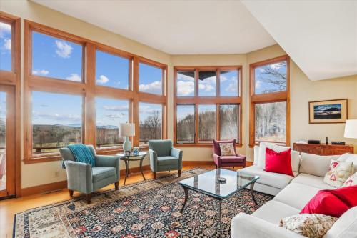 - un salon avec de nombreuses fenêtres dans l'établissement Valley View, à Stowe