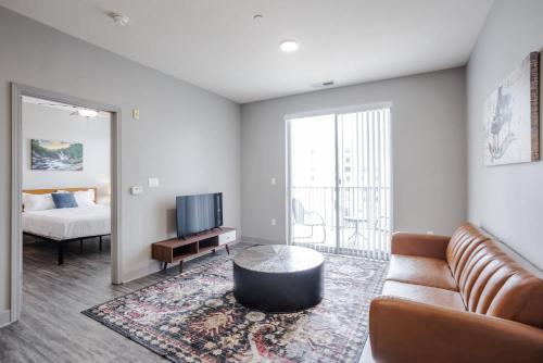 Una cama o camas en una habitación de CozySuites at the Banks gym pool 07