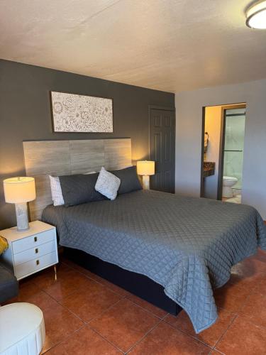 Una cama o camas en una habitación de Rawls Motel Near Phoenix Airport