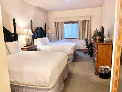 Postel nebo postele na pokoji v ubytování Cozy Double Queen Suite for Families Near Park City and Deer Valley-1047