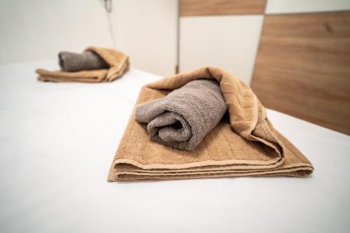 Una toalla sobre una cama en Kuća za odmor NADA, en Legrad