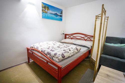 Un dormitorio pequeño con una cama y un sofá. en Kuća za odmor NADA, en Legrad