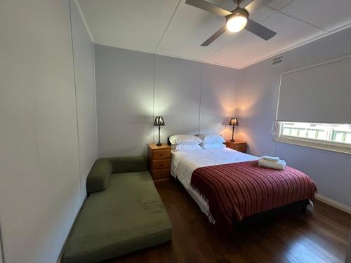 Postel nebo postele na pokoji v ubytování Spacious Stylish Coastal Escape