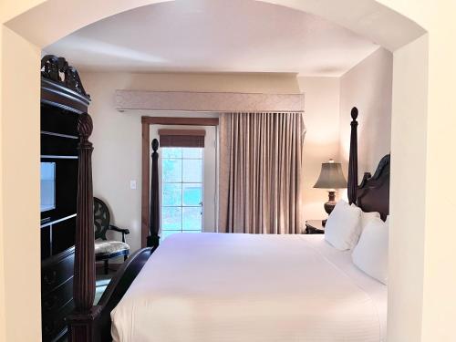 a bedroom with a large white bed and a window at Family-Friendly Zermatt 2BR 2BA Villa Near Park City & Deer Valley Ski Resorts - 4749 in Mound City