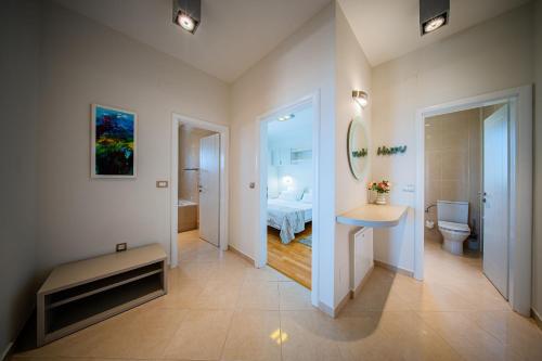 Ένα μπάνιο στο Apartments Tomo