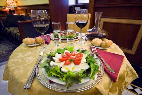 Comida en o cerca de este hotel