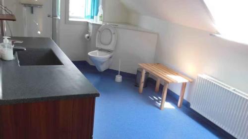 Ένα μπάνιο στο Cozy Holiday Apartment In Scenic Surroundings