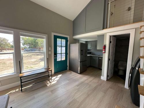 Η κουζίνα ή μικρή κουζίνα στο 6-bedroom property split between a tiny home and