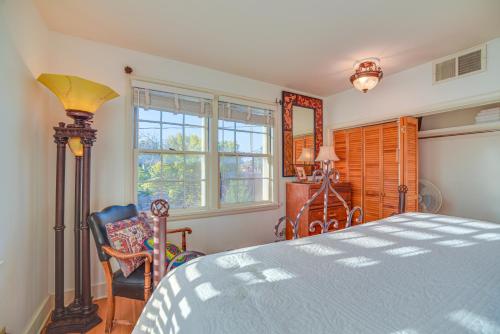 Postel nebo postele na pokoji v ubytování Walk to Santa Fe Plaza Historic Eastside Retreat