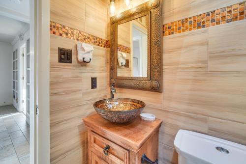 Koupelna v ubytování Walk to Santa Fe Plaza Historic Eastside Retreat