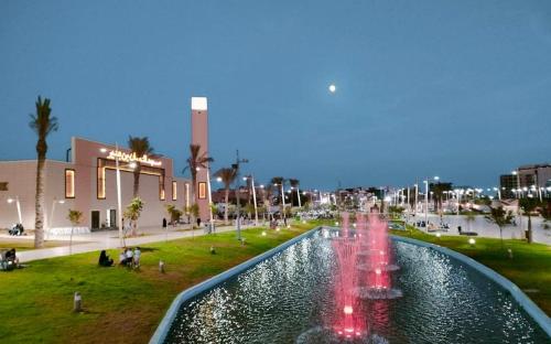 una fuente en un parque frente a un edificio en Appartement F3 Oran, en Bir el Djir