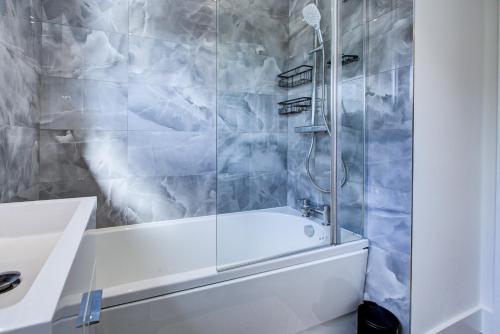 Ένα μπάνιο στο 4 Bed House with Driveway - Contractor Friendly