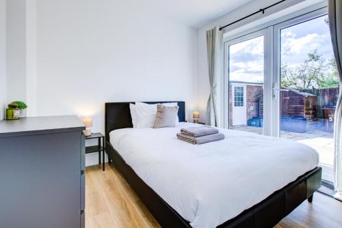 Ένα ή περισσότερα κρεβάτια σε δωμάτιο στο 4 Bed House with Driveway - Contractor Friendly