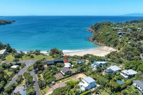 una vista aérea de la propiedad y la playa en Little Oneroa Beach Bach, en Waiheke Island