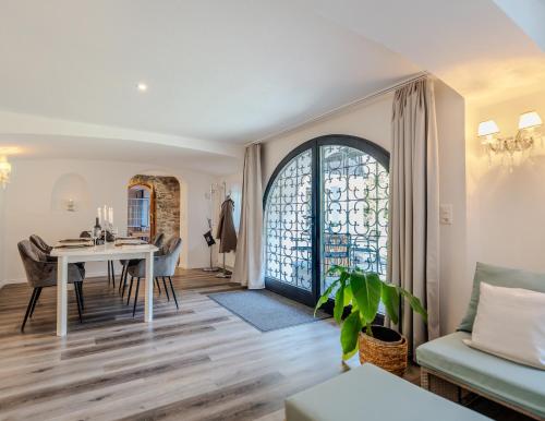 een woonkamer met een tafel en een raam bij Mountain Residence in Kandersteg