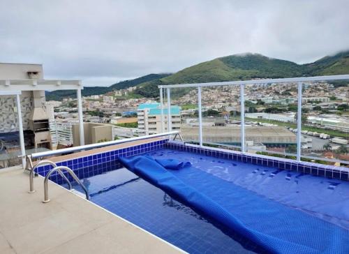 Vista generica sulle montagne o vista sulle montagne dall'interno dell'appartamento