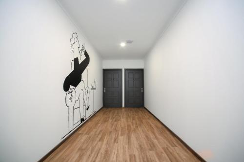 新德里Hotel O Qotel Hotel chhatarpur的一个空房间，里面有一个人在墙上跳跃。