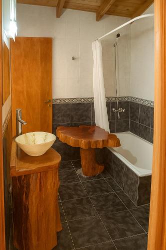 ラ・ルシラ・デル・マールにあるCabaña en El Pinar de La lucila del mar -de un piso-, El Pinar -6 personas-の洗面台、浴槽、便器を備えた浴室